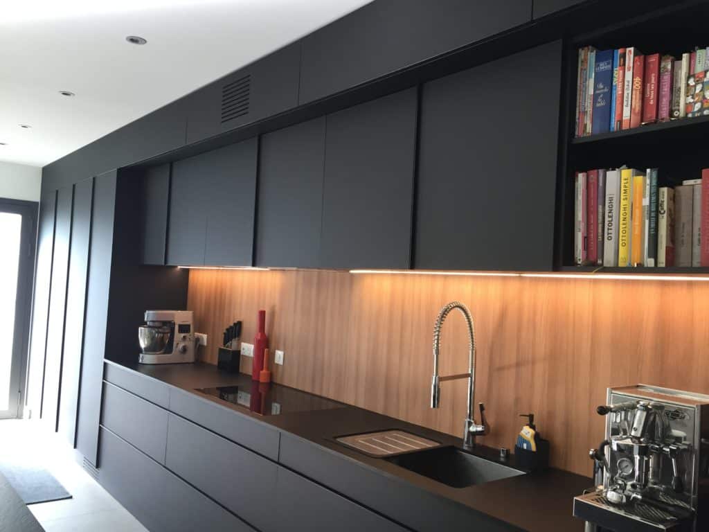 Perfect-Sense-©-Mobilier-Tardy-1024x768 Rénovation cuisine noir et bois par MH DECO