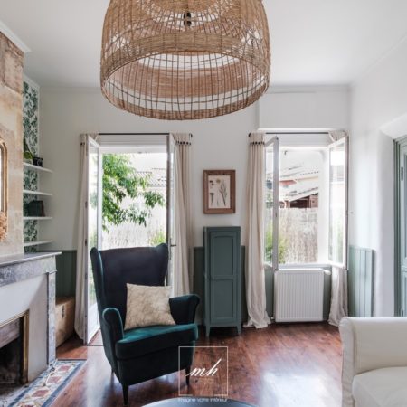 Rénovation d'une maison de charme dans un esprit campagne chic à Pessac par MH DECO Bordeaux