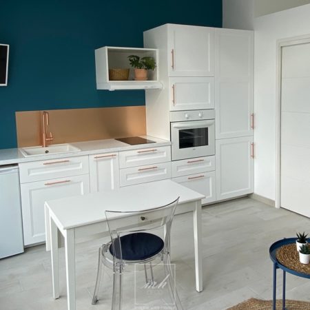 Aménagement de la cuisine au seins d'un studio situé à Laval et réalisé par MH DECO