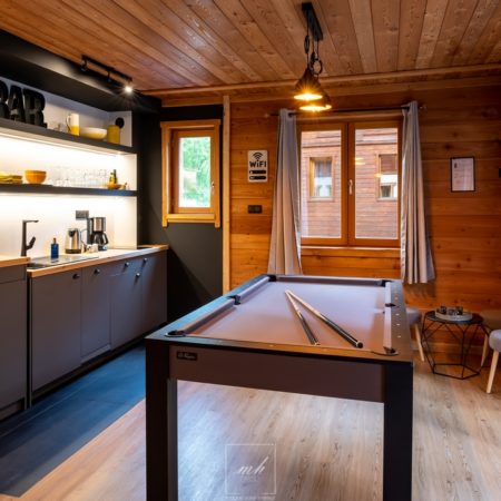 Aménagement d'une salle de jeux dans un chalet à Serre-Chevalier par MU DECO