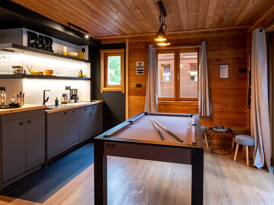 Aménagement d'une salle de jeux dans un chalet à Serre-Chevalier par MU DECO