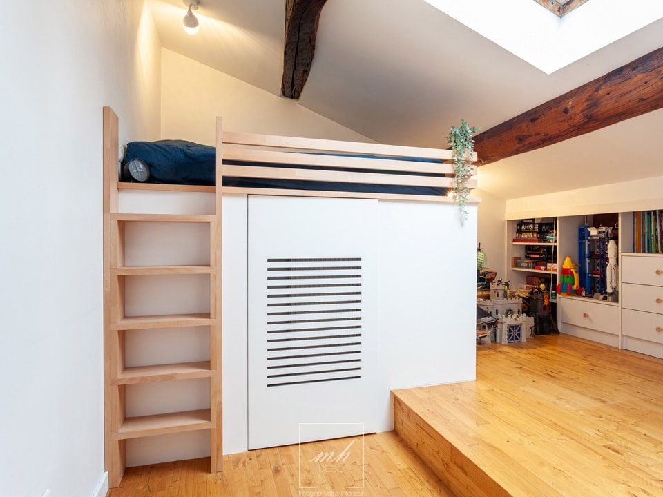 Aménagement d'une chambre sous les toits à Neuville-sur-Saône par Caroline Borne, architecte d'intérieur MH DECO dans le Beaujolais