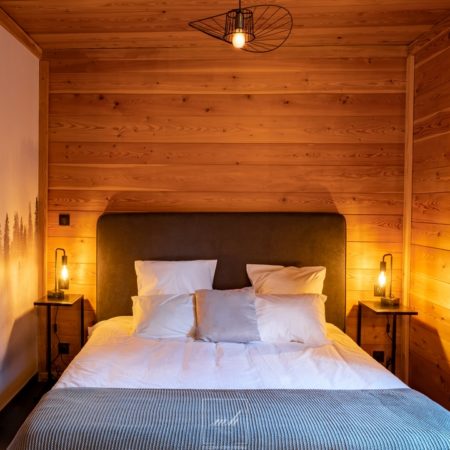 Aménagement d'une chambre parentale dans un chalet destiné à la location à La Salle-les-Alpes par MH DECO