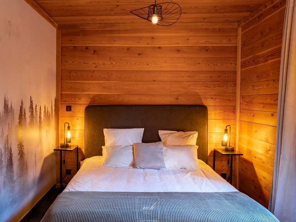 Aménagement d'une chambre parentale dans un chalet destiné à la location à La Salle-les-Alpes par MH DECO