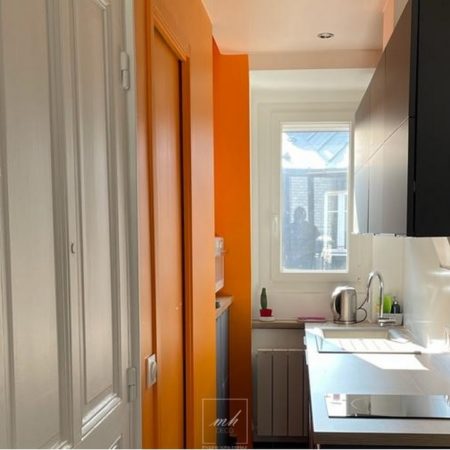 Aménagement d'une vraie cuisine dans un espace réduit à Paris par MH DECO