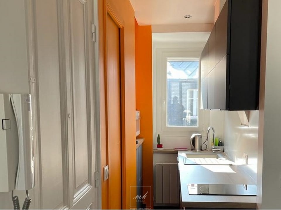 Aménagement d'une vraie cuisine dans un espace réduit à Paris par MH DECO