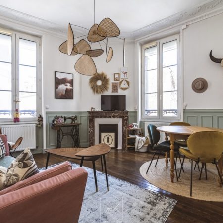 Aménagement d'un séjour rétro-chic dans un appartement des années 1930 par MH DECO Reims