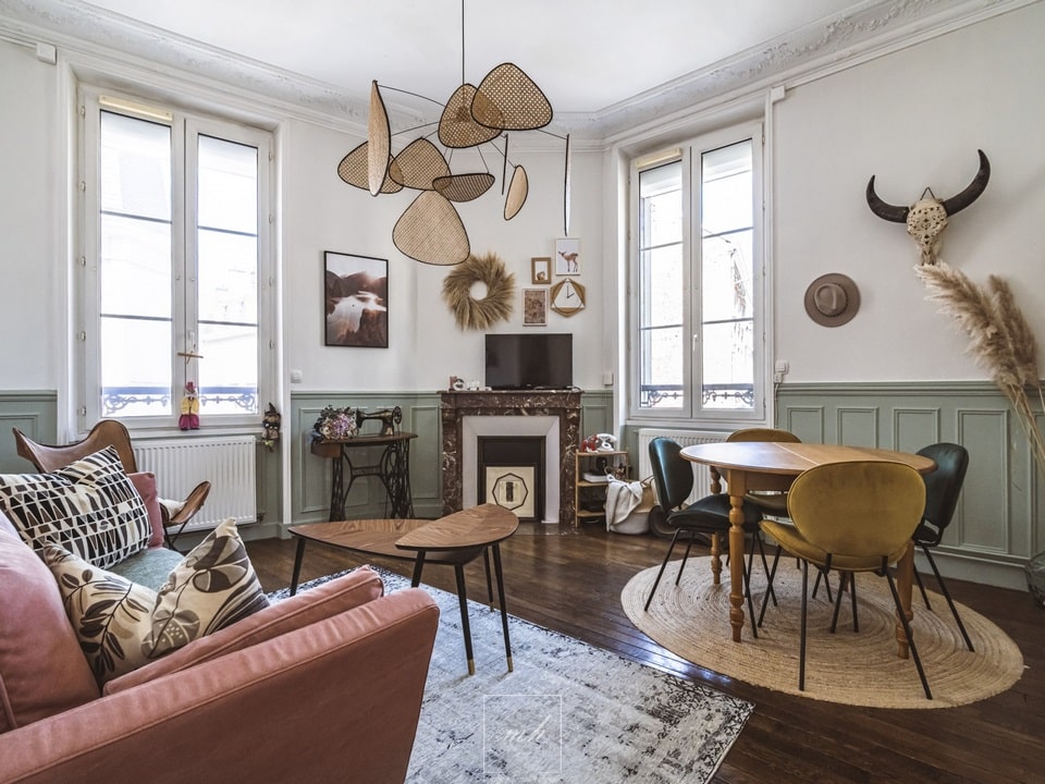 Aménagement d'un séjour rétro-chic dans un appartement des années 1930 par MH DECO Reims