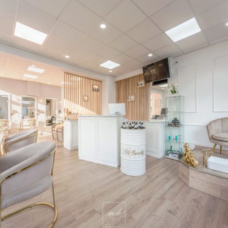 Rénovation et design intérieur d'un salon de coiffure institu de beauté à Lens par MH DECO