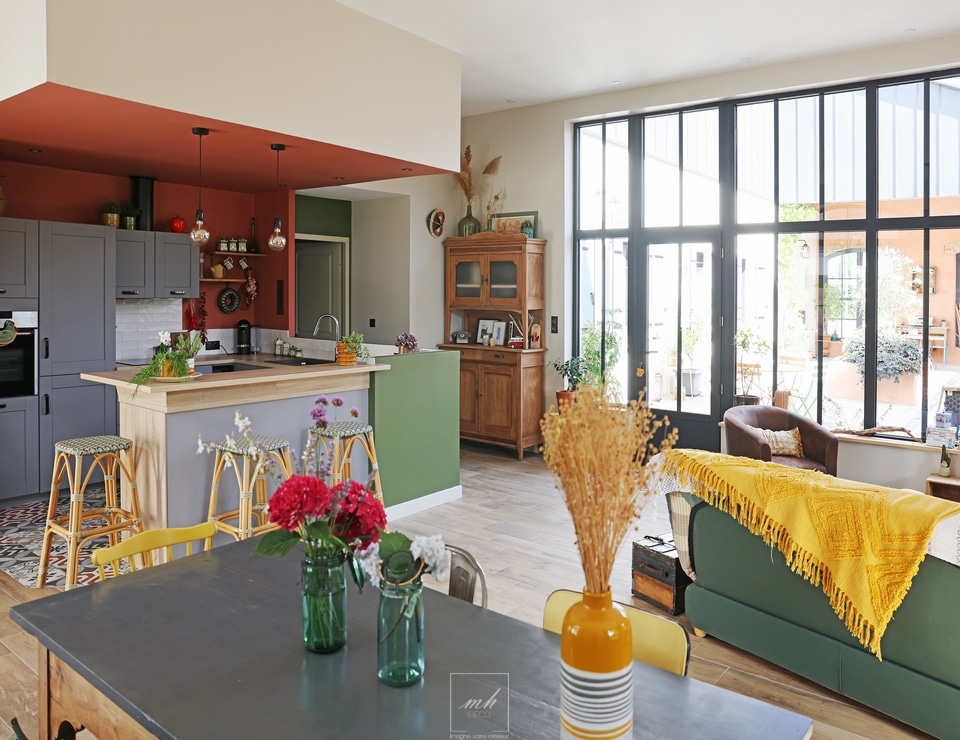 Aménagement d'un intérieur bohème dans une ancienne menuiserie par MH DECO à Albi