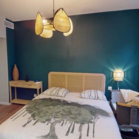 Restauration d'une chambre parentale au sein d'une maison située à Grasse pensé par MH DECO
