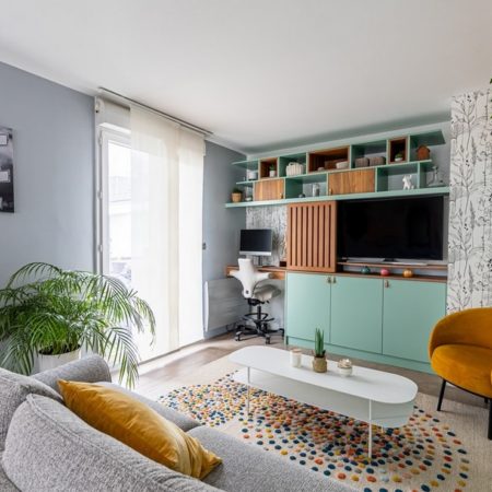 Aménagement d'un salon avec mobilier sur-mesure pour espace télétravail par MH DECO Montrouge