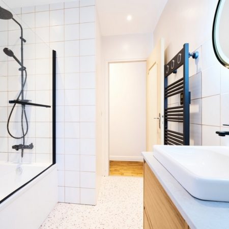 Aménagement décoration d'une salle de bains sous pente à Bédée par MH INTERIOR