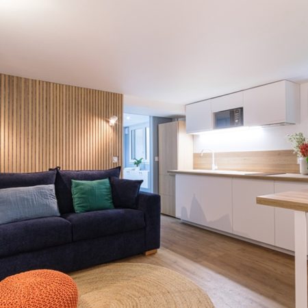 Aménagement décoration d'un studio situé en sous-sol par MH INTERIOR à Bordeaux