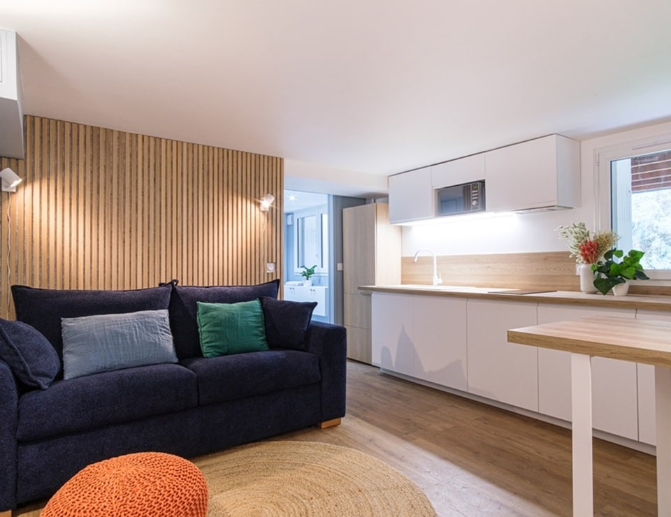 Aménagement décoration d'un studio situé en sous-sol par MH INTERIOR à Bordeaux