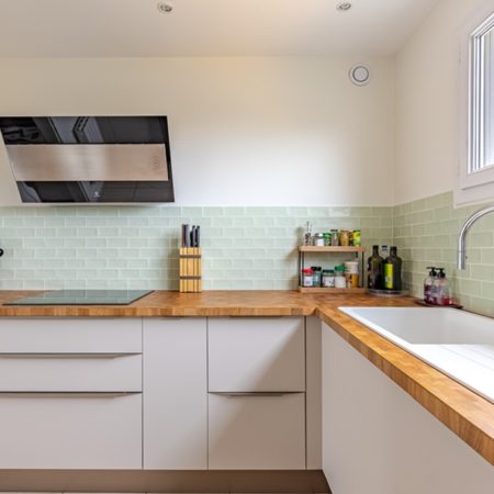 Rénovation d'une cuisine dans son jus à Clamart par MH INTERIOR