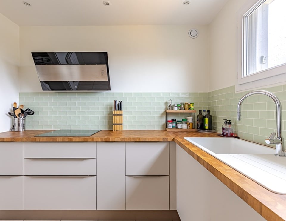 Rénovation d'une cuisine dans son jus à Clamart par MH INTERIOR
