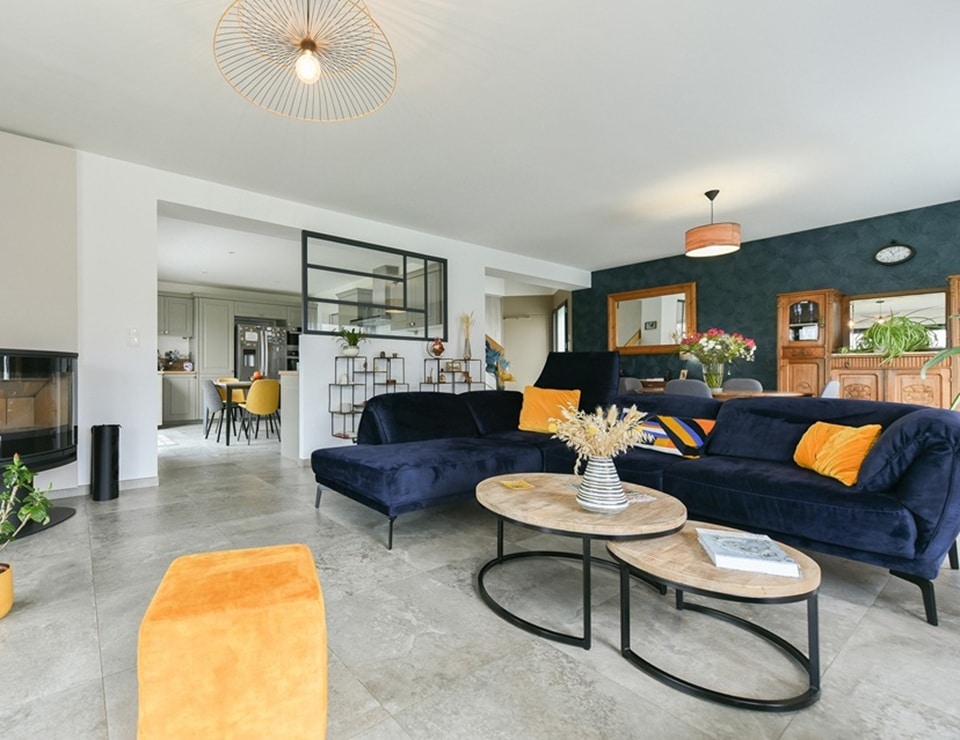 Aménagement et décoration d'un espace de vie à Saint-Léger-des-Bois par MH INTERIOR