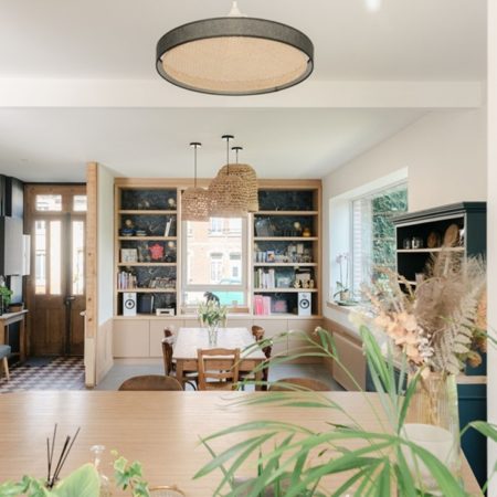 Un séjour à l'ambiance rétro chic aménagé par MH INTERIOR à Eu