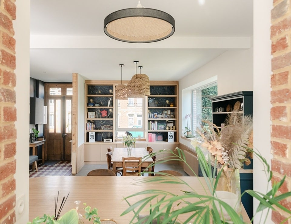 Un séjour à l'ambiance rétro chic aménagé par MH INTERIOR à Eu