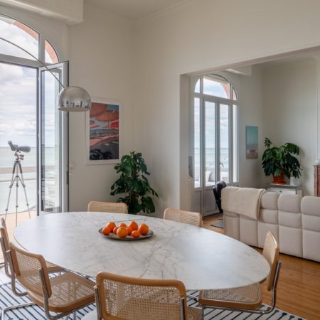 Rénovation d'un appartement de style avec vue sur le Bassin d'Arcachon par MH INTERIOR
