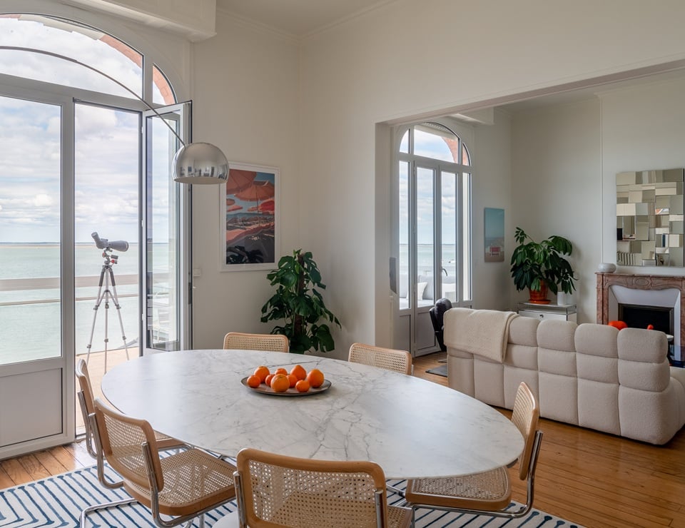 Rénovation d'un appartement de style avec vue sur le Bassin d'Arcachon par MH INTERIOR