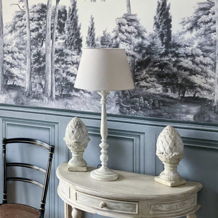 Papier peint panoramique forestier et soubassement bleu-gris dans une chambre &agrave; Roscoff - Architecte d'Int&eacute;rieur MH INTERIOR