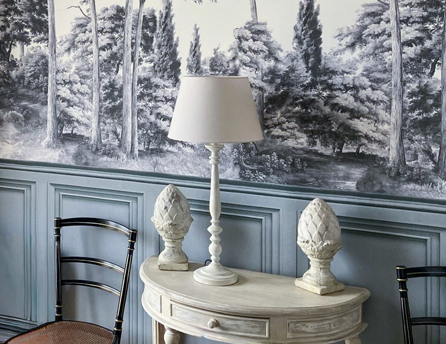 Papier peint panoramique forestier et soubassement bleu-gris dans une chambre à Roscoff - Architecte d'Intérieur MH INTERIOR
