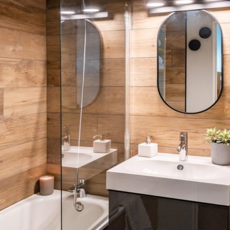 Salle de bains avec habillage bois, vasque et baignoire, r&eacute;novation MH INTERIOR &agrave; Vars