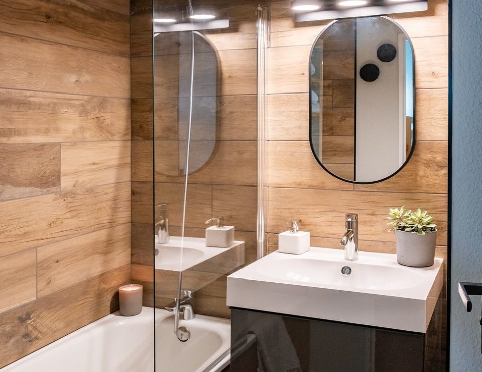 Salle de bains avec habillage bois, vasque et baignoire, rénovation MH INTERIOR à Vars